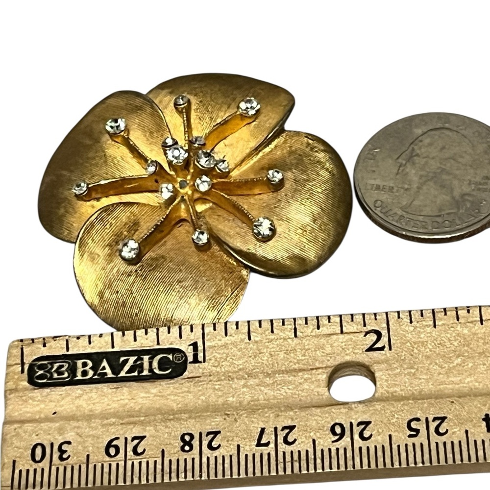 Vintage goldtone flower brooch with rhinestone accents - Picture 6 of 6